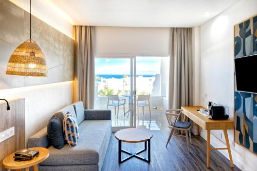 Junior suite Vista Mar Sofá Cama incluido 2 Camas individuales del hotel BLUESEA Golden Beach - Adults Only. Foto 3