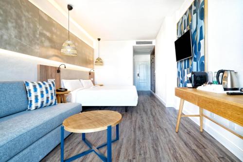 Junior suite Vista Mar Sofá Cama incluido 2 Camas individuales del hotel BLUESEA Golden Beach - Adults Only. Foto 4