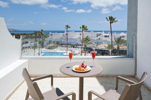 Junior suite Vista Mar Sofá Cama incluido 2 Camas individuales del hotel BLUESEA Golden Beach - Adults Only. Foto 7