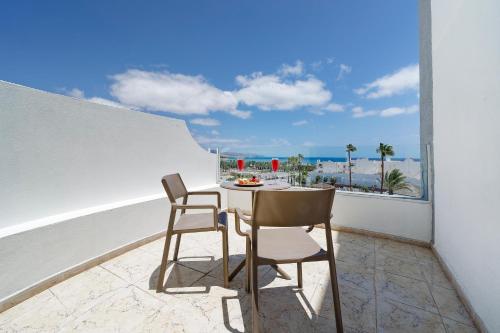 Junior suite Vista Mar Sofá Cama incluido 2 Camas individuales del hotel BLUESEA Golden Beach - Adults Only. Foto 8