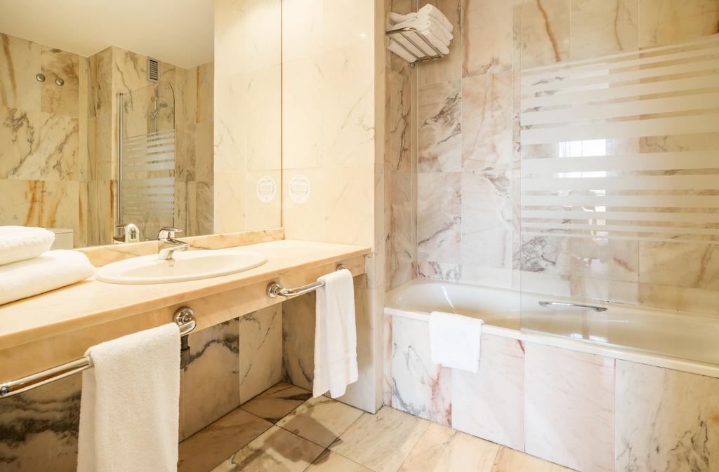 Habitación doble 2 camas del hotel Ilunion Golf Badajoz. Foto 1