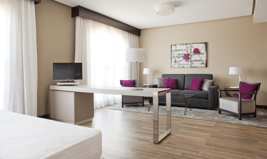 Suite del hotel Ilunion Golf Badajoz. Foto 1