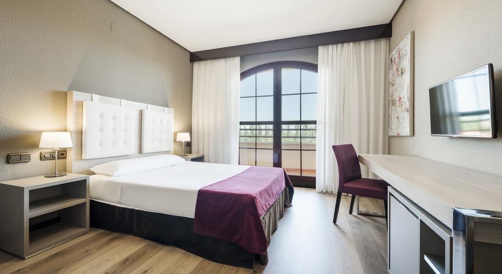 Habitación doble del hotel Ilunion Golf Badajoz. Foto 3