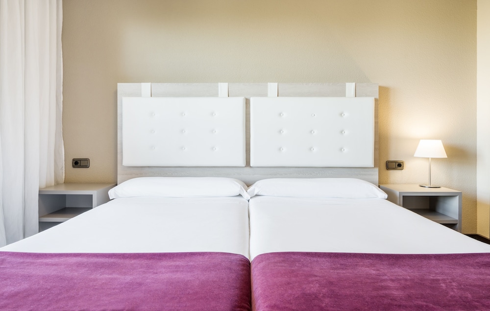 Habitación doble del hotel Ilunion Golf Badajoz. Foto 1