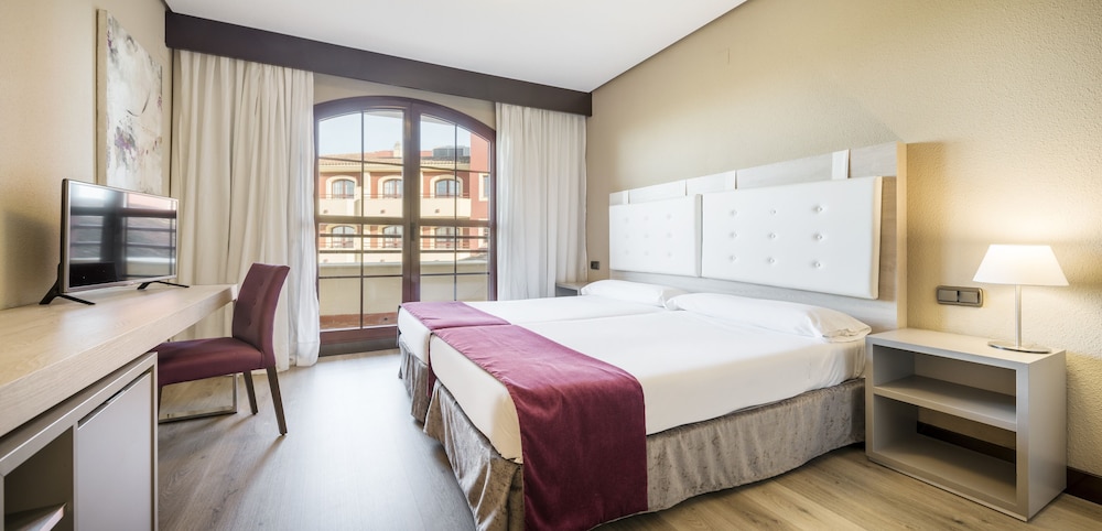 Habitación doble del hotel Ilunion Golf Badajoz. Foto 2