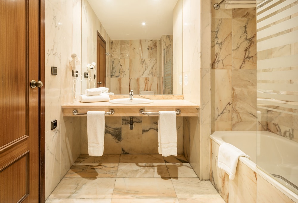Habitación doble del hotel Ilunion Golf Badajoz. Foto 5