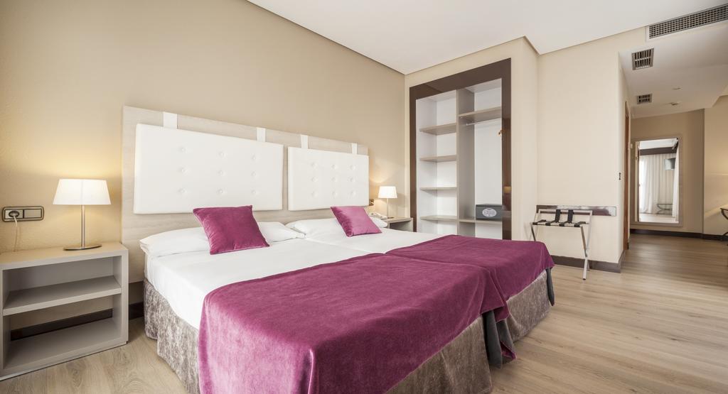 Junior suite del hotel Ilunion Golf Badajoz. Foto 1