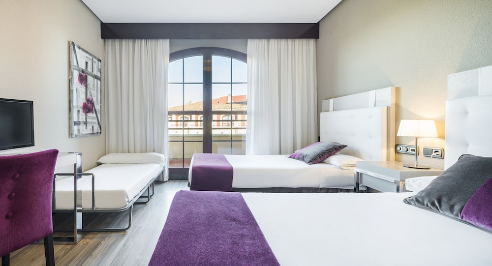 Habitación triple del hotel Ilunion Golf Badajoz