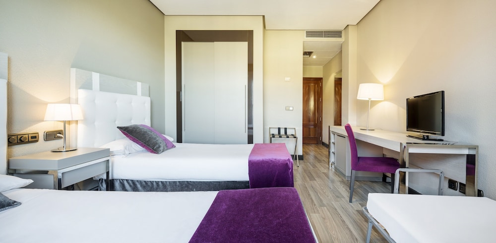Habitación triple del hotel Ilunion Golf Badajoz. Foto 1