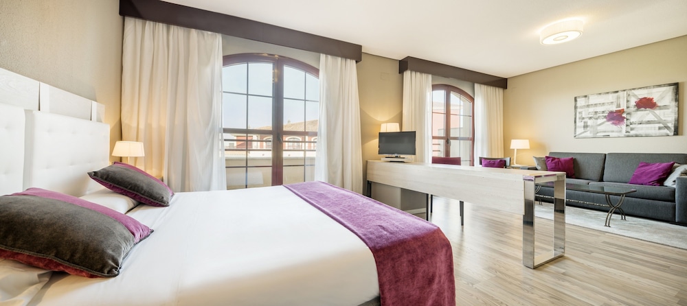 Habitación familiar, 2 adultos y dos niños del hotel Ilunion Golf Badajoz. Foto 1