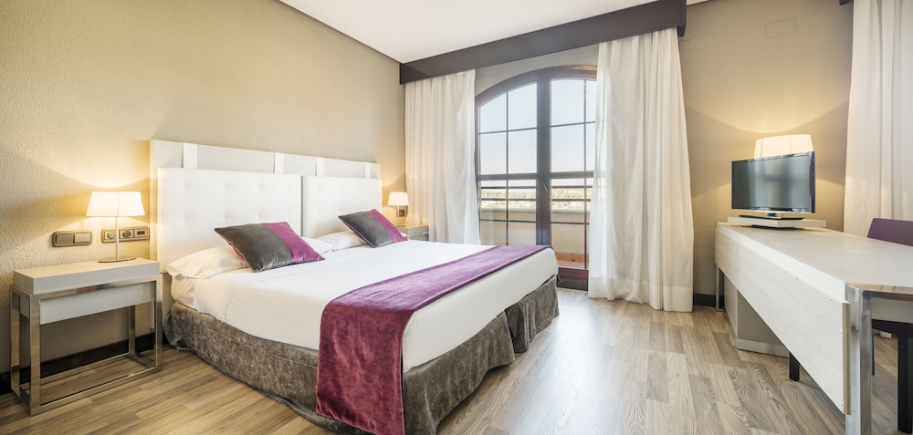 Habitación familiar, 2 adultos y dos niños del hotel Ilunion Golf Badajoz. Foto 4