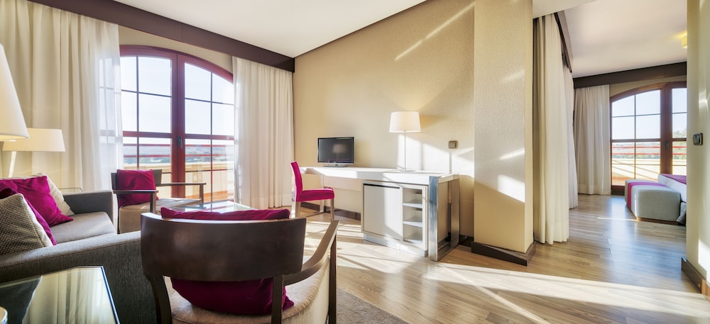 Habitación familiar, 2 adultos y dos niños del hotel Ilunion Golf Badajoz. Foto 6