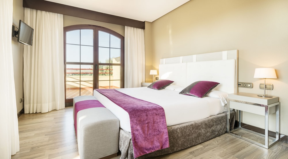 Habitación familiar, 2 adultos y dos niños del hotel Ilunion Golf Badajoz. Foto 7