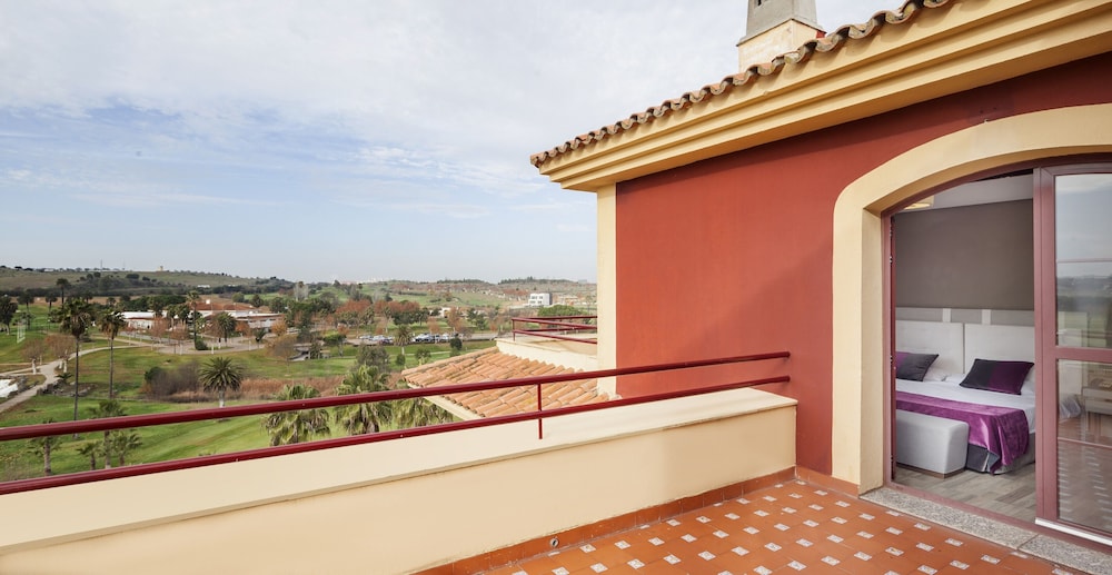 Habitación familiar, 2 adultos y dos niños del hotel Ilunion Golf Badajoz. Foto 9