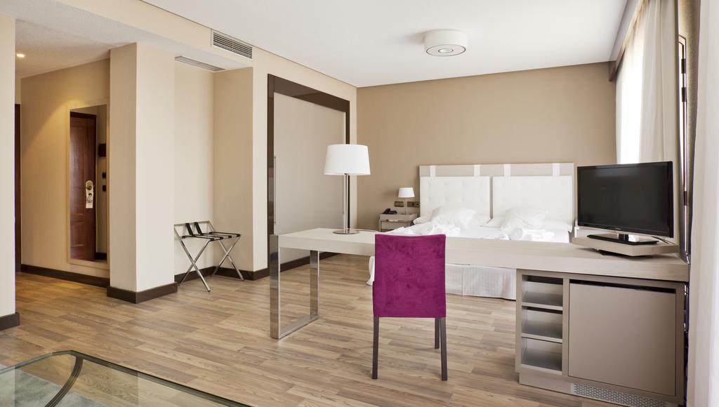 Junior suite del hotel Ilunion Golf Badajoz. Foto 3