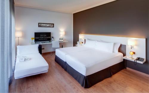 Habitación Doble con cama supletoria - 2 camas del hotel Sercotel Gran hotel Zurbarán