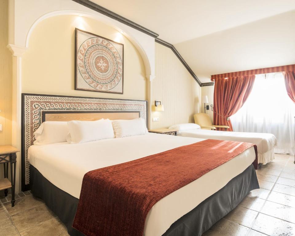 Habitación triple del hotel Ilunion Merida Palace