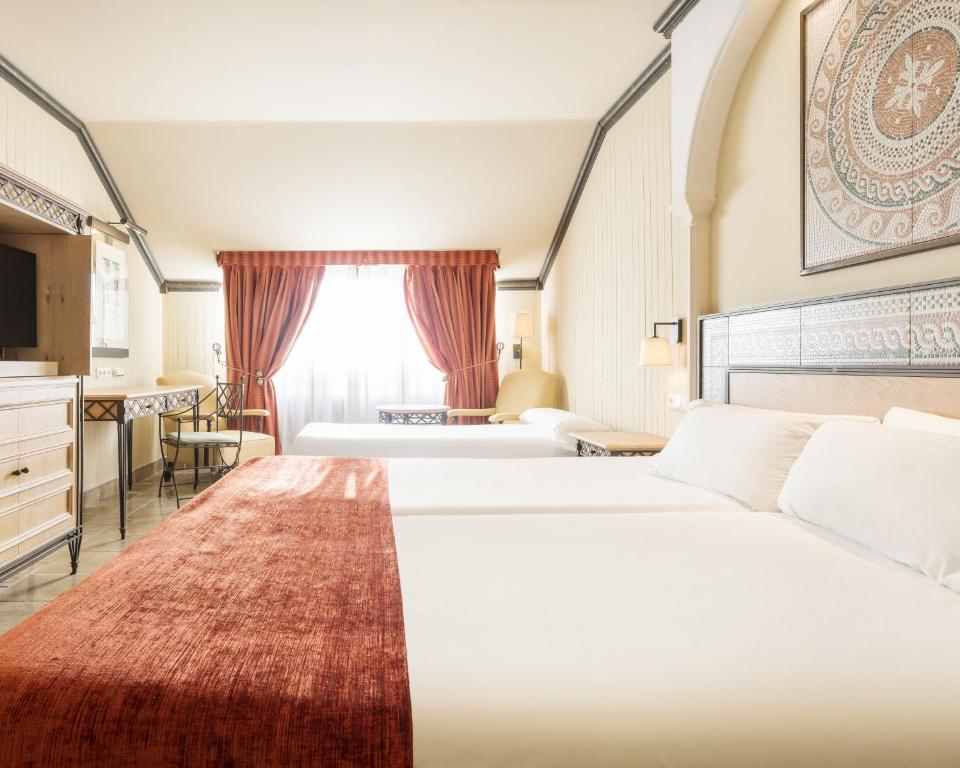 Habitación triple del hotel Ilunion Merida Palace. Foto 1