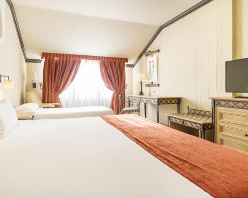 Habitación Triple del hotel Ilunion Merida Palace. Foto 7