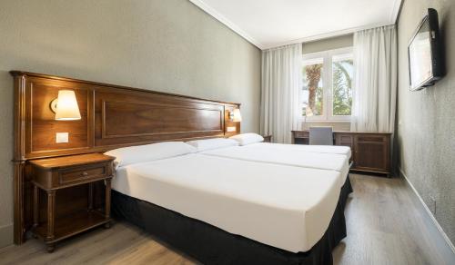 Habitación Doble con cama supletoria - 2 camas del hotel Ilunion Las Lomas