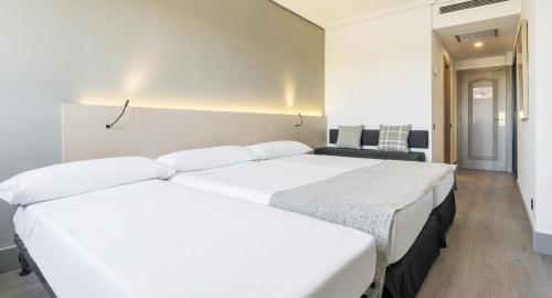 Habitación Doble Premium con cama supletoria del hotel Ilunion Las Lomas