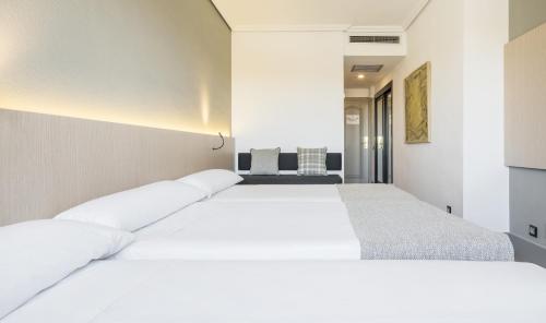 Habitación Doble Premium con cama supletoria del hotel Ilunion Las Lomas. Foto 4