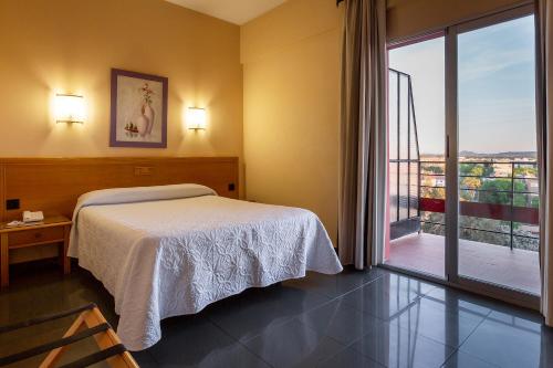 Habitación Doble con terraza y aparcamiento del hotel Zeus. Foto 1