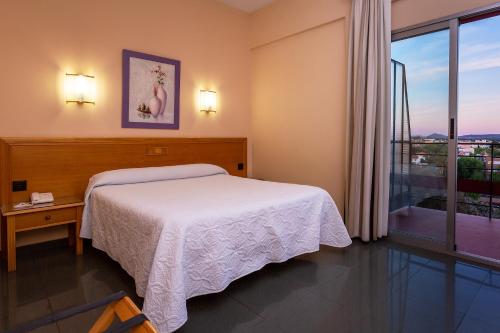 Habitación Doble con terraza y aparcamiento del hotel Zeus. Foto 2