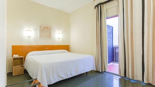 Habitación Doble con terraza y aparcamiento del hotel Zeus. Foto 4