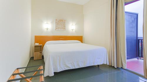 Habitación Doble con terraza y aparcamiento del hotel Zeus. Foto 5