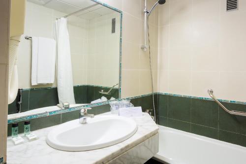 Habitación Doble con terraza y aparcamiento del hotel Zeus. Foto 6