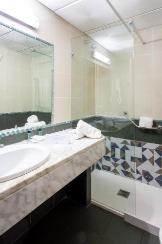 Habitación Doble con terraza y aparcamiento del hotel Zeus. Foto 7