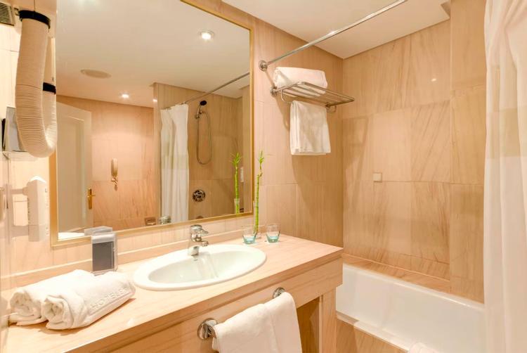 Habitación Triple del hotel AZZ Merida Medea. Foto 1