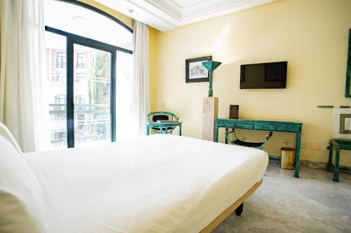 Habitación Doble adaptada para personas con movilidad reducida del hotel AZZ Merida Medea. Foto 1