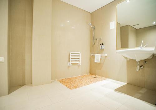 Habitación Doble adaptada para personas con movilidad reducida del hotel AZZ Merida Medea. Foto 2