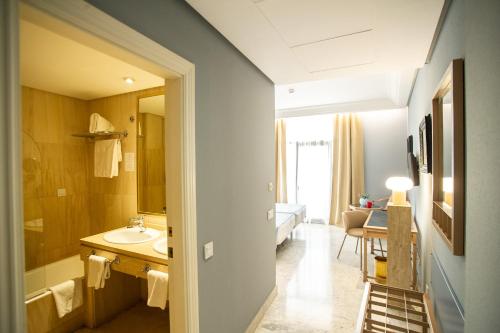 Habitación Doble Estándar del hotel AZZ Merida Medea. Foto 4
