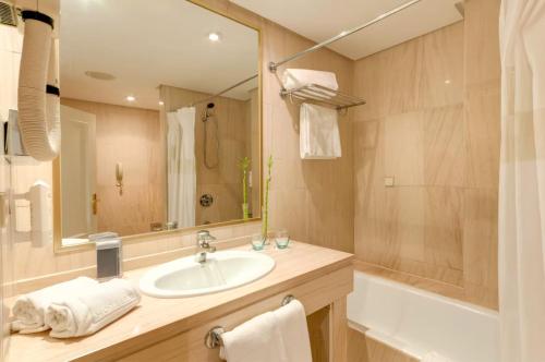 Habitación Triple del hotel AZZ Merida Medea. Foto 2