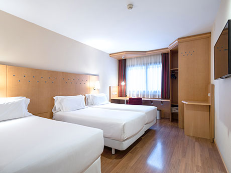 Habitación triple del hotel Catalonia La Maquinista. Foto 2