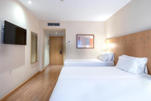 Habitación Triple del hotel Catalonia La Maquinista. Foto 1