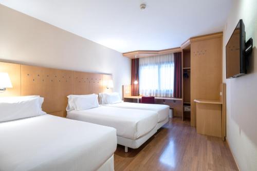 Habitación Triple del hotel Catalonia La Maquinista. Foto 3