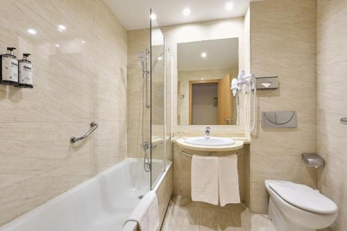 Habitación Triple del hotel Catalonia La Maquinista. Foto 4