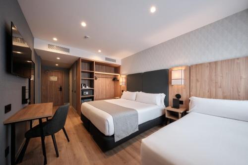 Habitación Triple Deluxe del hotel Catalonia La Maquinista