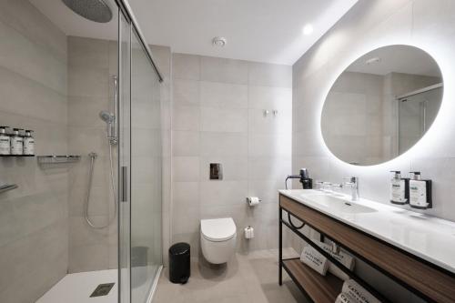 Habitación Triple Deluxe del hotel Catalonia La Maquinista. Foto 3