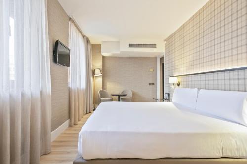 Habitación Deluxe con cama extragrande del hotel Acta City47. Foto 1