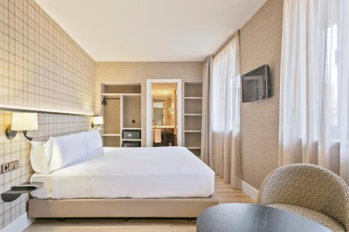 Habitación Deluxe con cama extragrande del hotel Acta City47. Foto 3