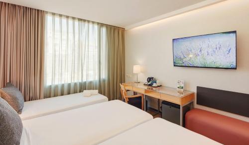 Habitación Doble con cama supletoria - 2 camas del hotel Sercotel Caspe. Foto 1