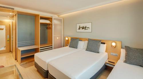 Habitación Doble con cama supletoria - 2 camas del hotel Sercotel Caspe. Foto 3