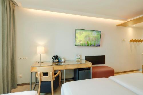 Habitación Doble con cama supletoria - 2 camas del hotel Sercotel Caspe. Foto 4