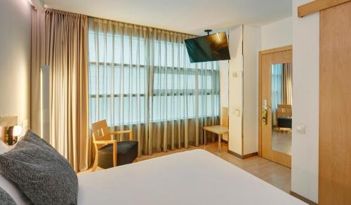 Habitación Doble Básica del hotel Sercotel Caspe. Foto 1