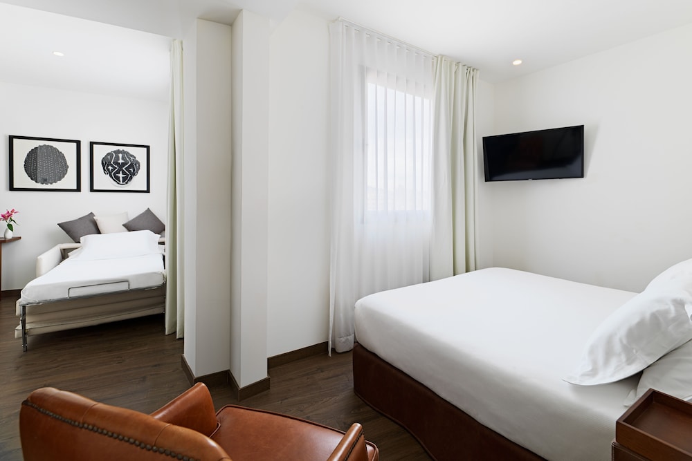 Habitación Triple del hotel H10 Montcada Boutique. Foto 1